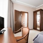 Сьюит, Отель Минин