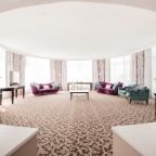 Сьюит, Отель Минин