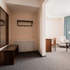 Люкс, Отель Минин