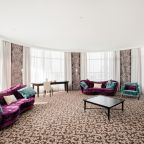 Сьюит, Отель Минин