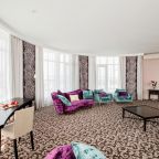 Сьюит, Отель Минин