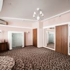 Сьюит, Отель Минин