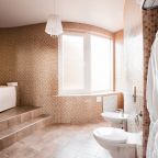 Сьюит, Отель Минин