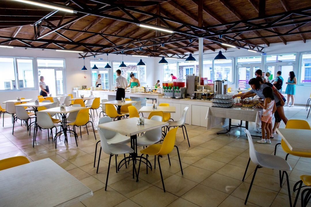 Столовая зона в отеле Sea Breeze Resort, Джемете. Отель Sea Breeze Resort