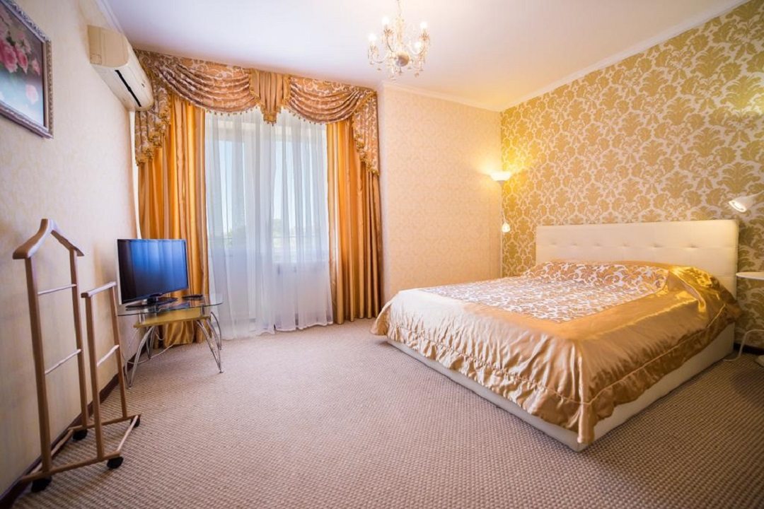 Люкс (2-комнатный с балконом) отеля Сапфир, Витязево