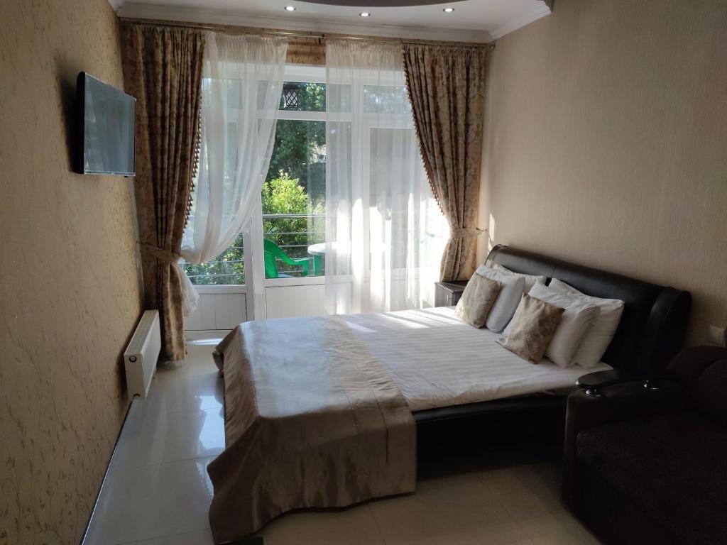 Двухместный (Номер люкс с балконом ( двуспальная кровать+ кресло кровать)) отеля Миракль, Вардане