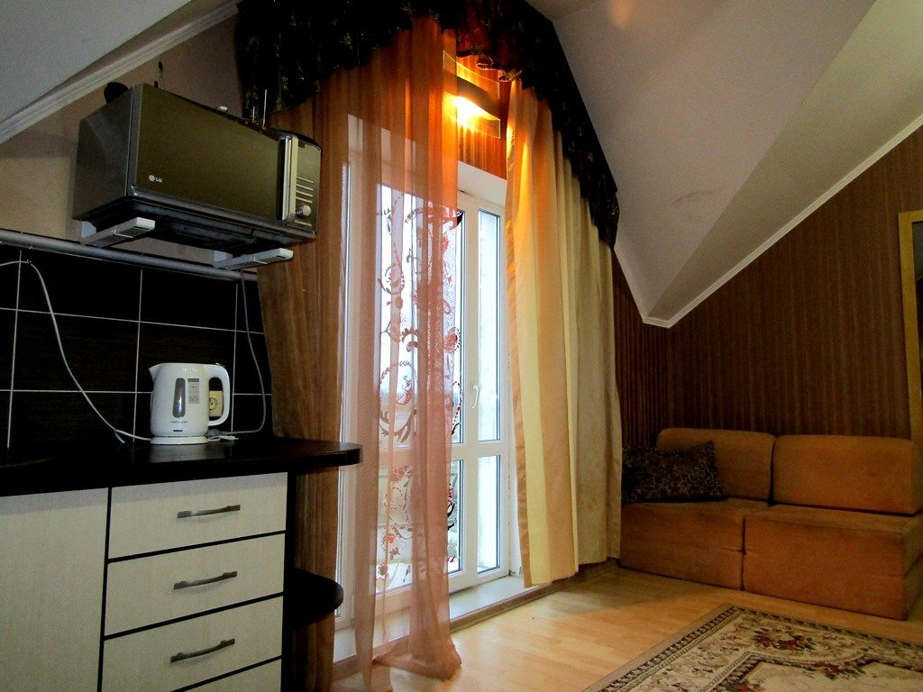 Номер (4-местный 2-комнатный стандарт с мини-кухней (4+2)) гостевого дома Роза, Заозерное, Крым