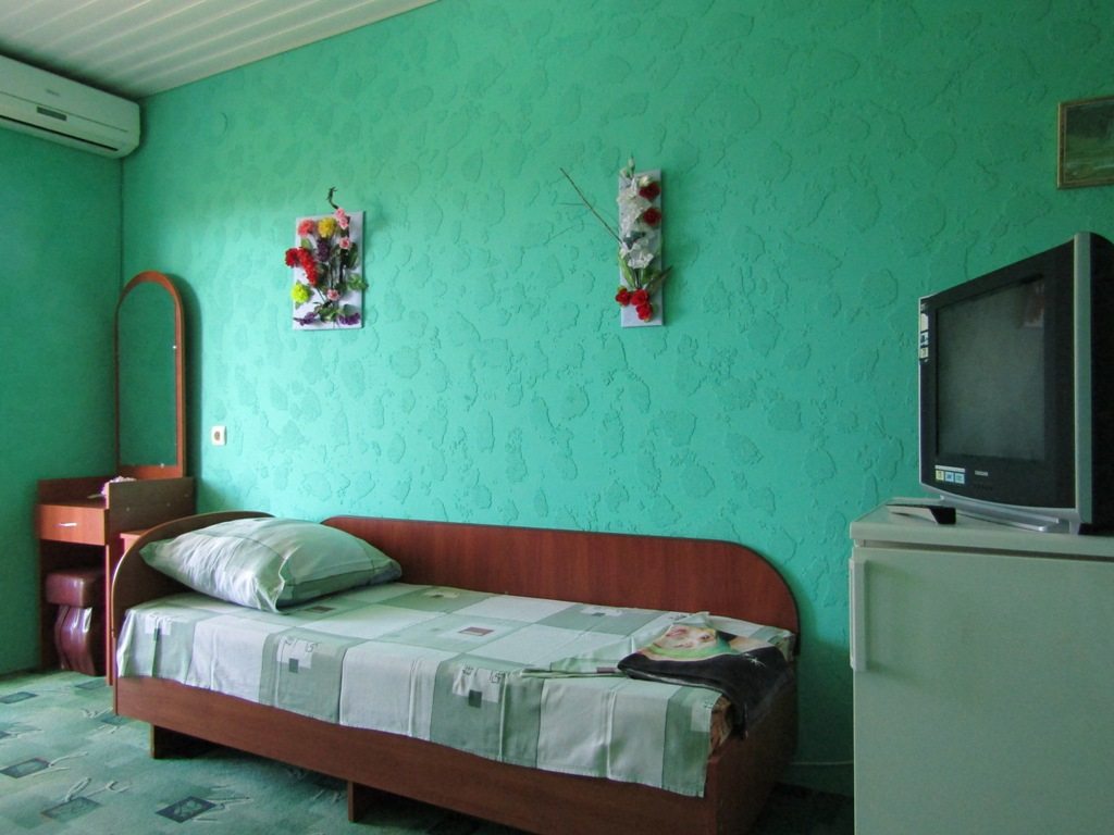 Трехместный (Стандарт) гостевого дома Карина, Поповка, Крым