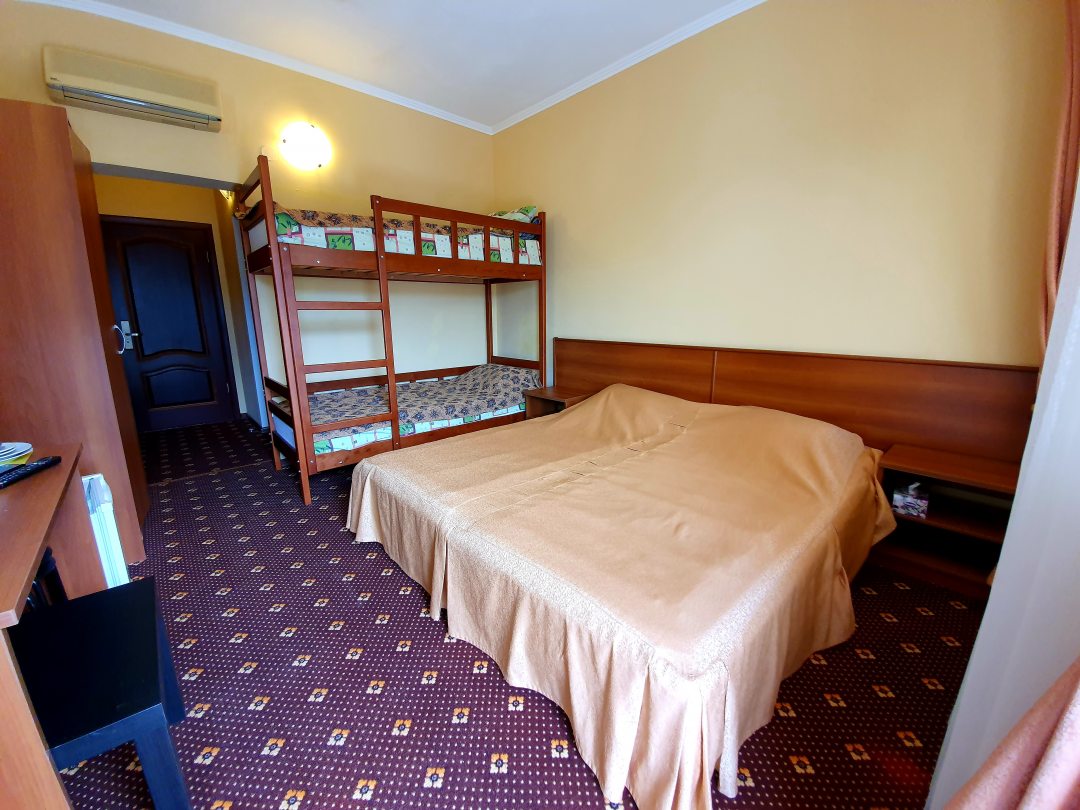 Двухместный (Семейный номер с балконом 34) мини-отеля Атлант, Дагомыс