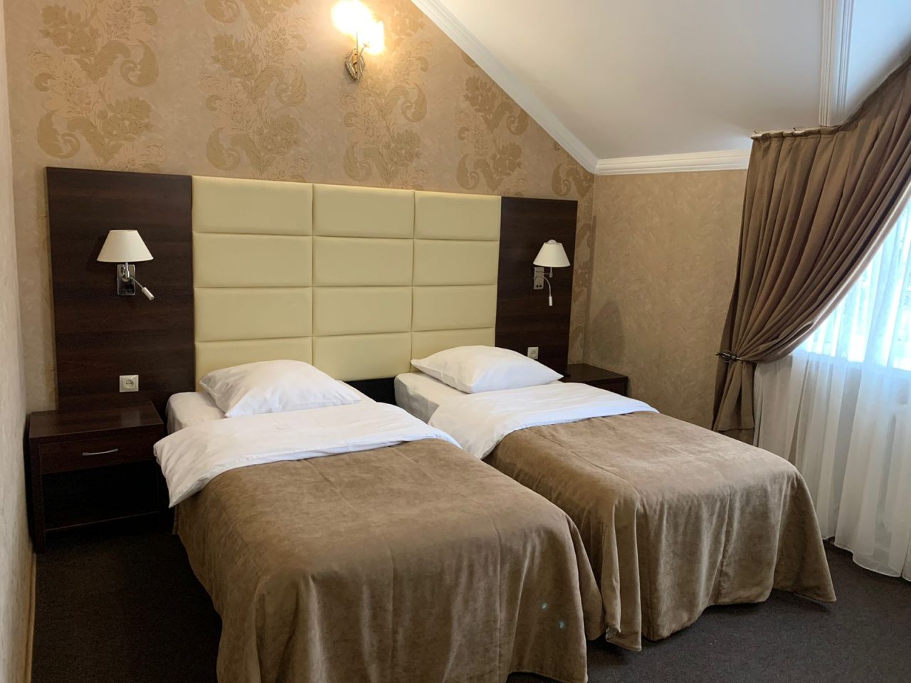Двухместный (Стандартный двухместный номер с 2 кроватями 7) гостиницы Снежная Королева Черкесск