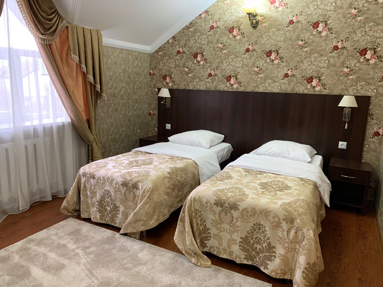 Двухместный (Стандартный двухместный номер с 2 отдельными кроватями) гостиницы Снежная Королева Черкесск