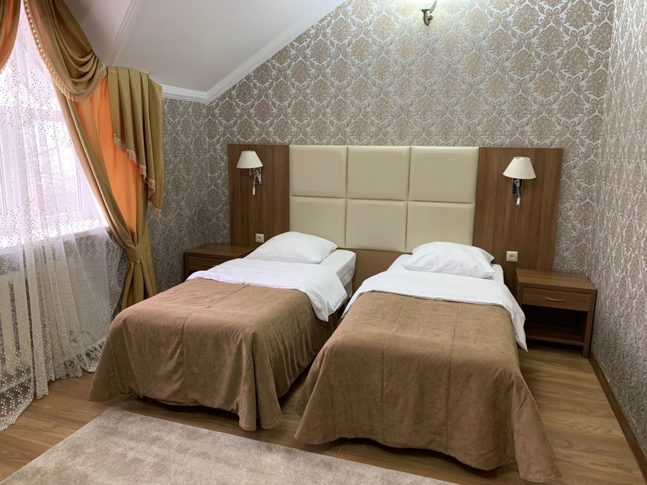 Двухместный (Стандартный номер 10 с раздельными кроватями) гостиницы Снежная Королева Черкесск