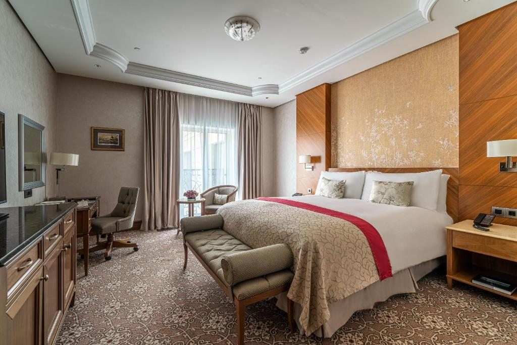 Двухместный (Улучшенный номер с кроватью размера «king-size» и видом на атриум) отеля Лотте Отель Санкт-Петербург