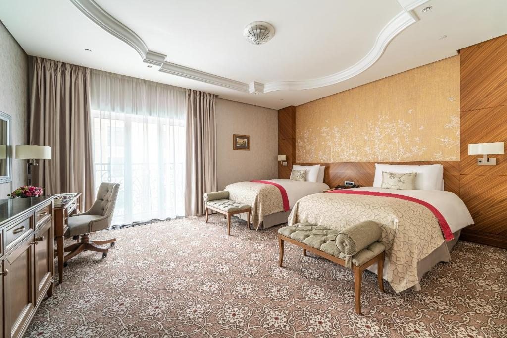 Двухместный (Улучшенный номер двухместный номер с 2 отдельными кроватями и видом на атриум) отеля Лотте Отель Санкт-Петербург