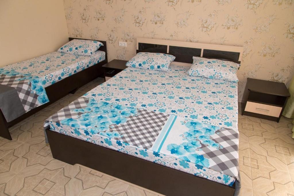 Двухместный (четырех местный  номер с двуспальной кроватью и дополнительной кроватью) гостевого дома Лилиана, Сукко