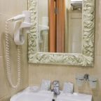 Ванная комната в номере отеля Галерея Вояж 3* в Москве