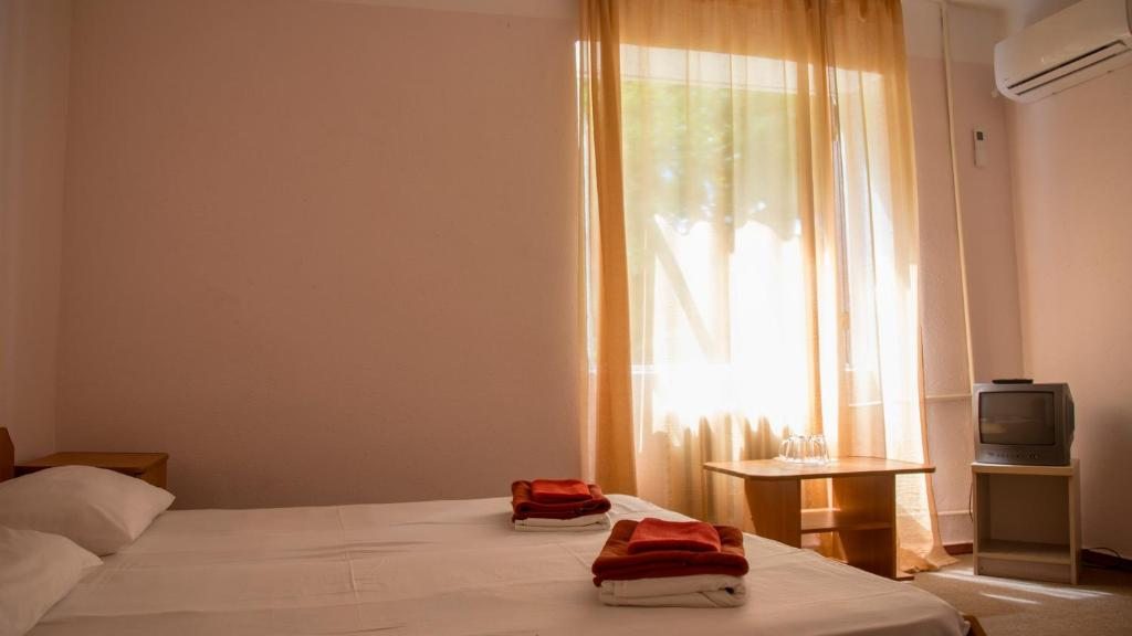 Трехместный (Трехместный номер с окном) отеля Золотой берег, Гудаута