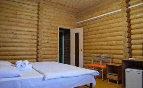 Двухместный (Двухместный номер с 1 кроватью или 2 отдельными кроватями, вид на горы) гостевого дома Абхазская усадьба, Гагра