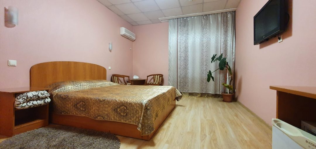 Двухместный (I категория (1двухспальная кровать)) отеля ДОС, Хабаровск