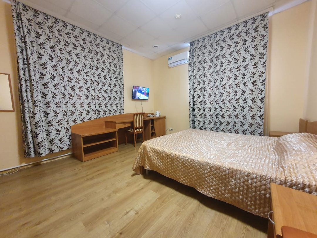 Двухместный (I категория (большой номер с 1 двуспальной  кроватью)) отеля ДОС, Хабаровск