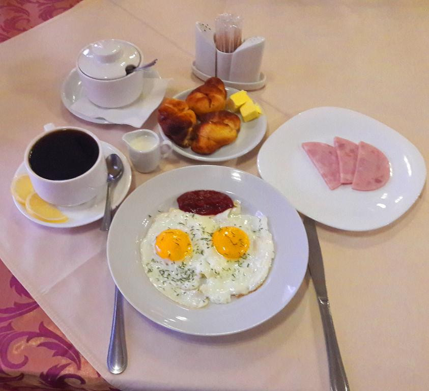 Отели пскова в центре города с завтраком. Псков отель с завтраком. Псков завтрак. Отель Транзит Псков. Апарт-отель Международная фото завтрак в отеле.