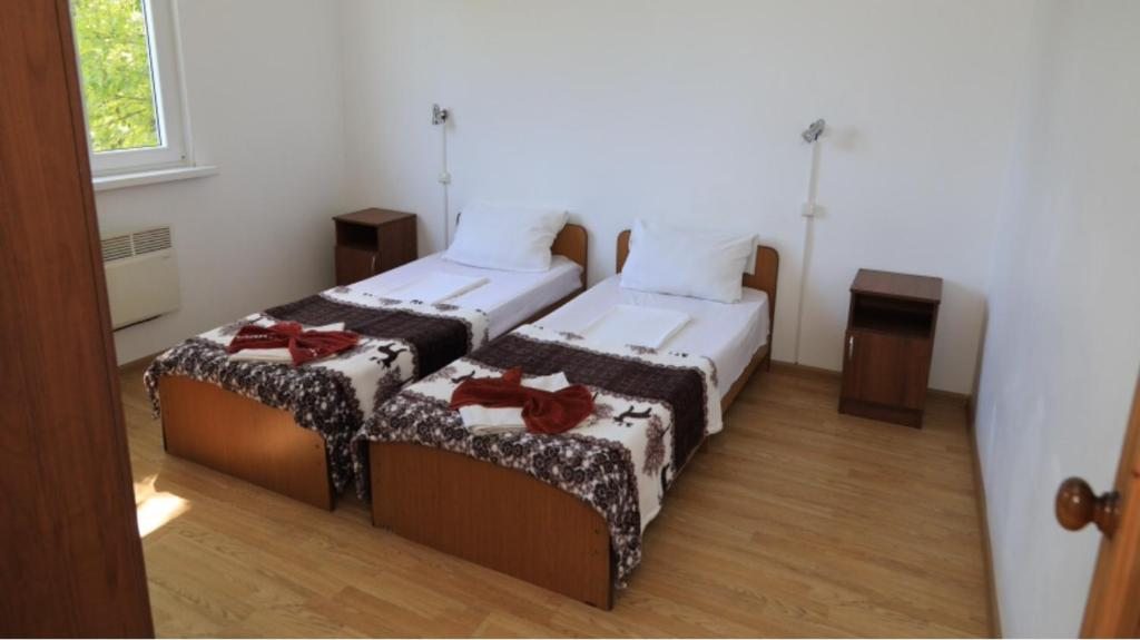 Двухместный (Двухместный номер с 2 отдельными кроватями и ванной комнатой) отеля Мия, Гудаута