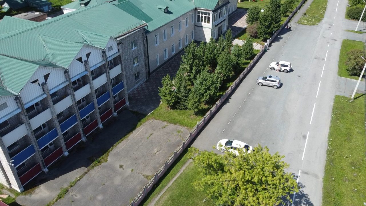 Парковка со стороны главного входа, парковка для инвалидов
