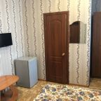 2-спальная кровать, шкаф, чайник, холодильник, телевизор.