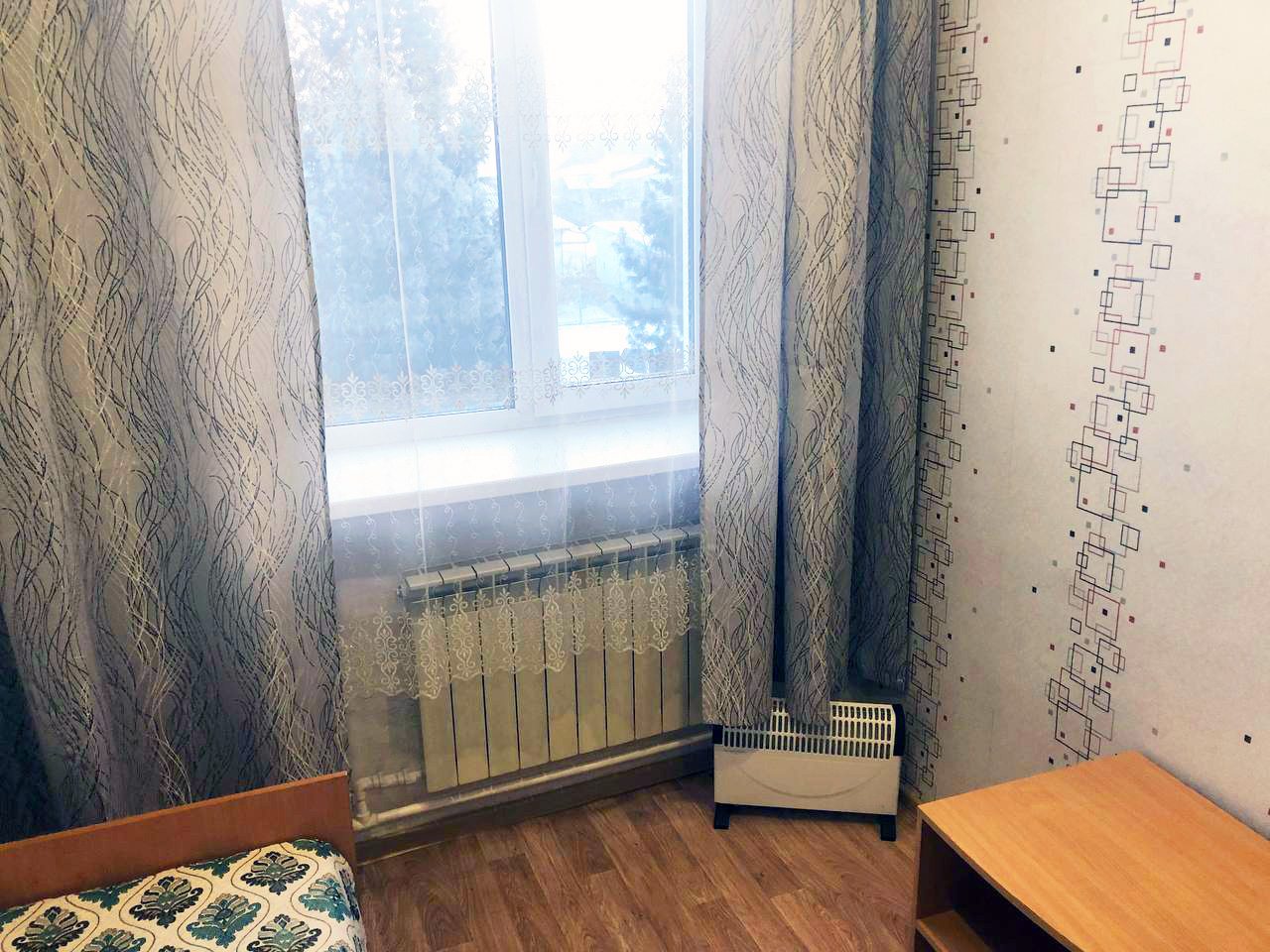 Телевизор, односпальная кровать, шкаф, чайник, холодильник.