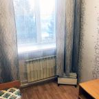 Телевизор, односпальная кровать, шкаф, чайник, холодильник.