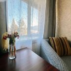 Вид из окна на маленький тихий город окруженный горами.