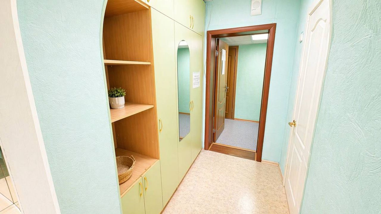 Большой шкаф в прихожей.