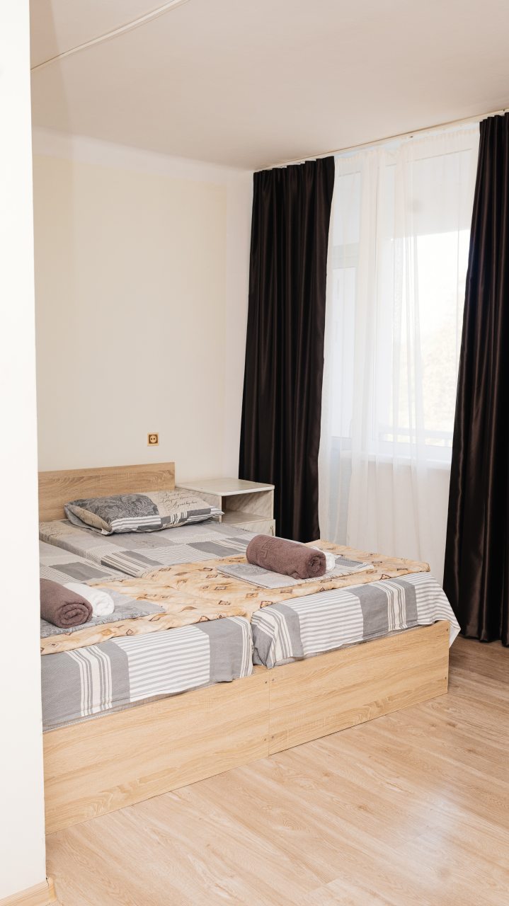 Трехместный (Стандарт улучшенный Удобства в номере: душ, туалет, умывальник, холодильник, кондиционер, балкон), Пансионат Гизель-Дере