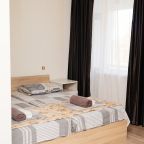 Трехместный (Стандарт улучшенный Удобства в номере: душ, туалет, умывальник, холодильник, кондиционер, балкон), Пансионат Гизель-Дере