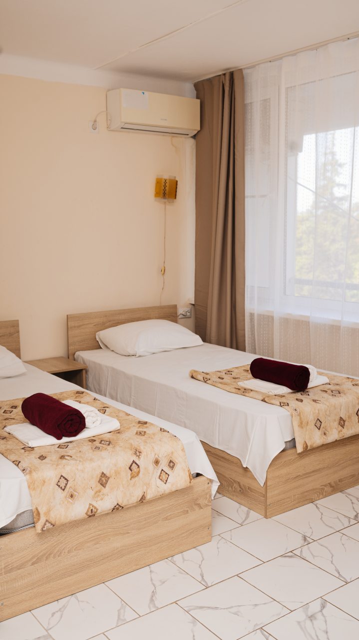 Трехместный (Стандарт улучшенный Удобства в номере: душ, туалет, умывальник, холодильник, кондиционер, балкон), Пансионат Гизель-Дере