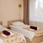 Трехместный (Стандарт улучшенный Удобства в номере: душ, туалет, умывальник, холодильник, кондиционер, балкон), Пансионат Гизель-Дере