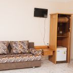 Трехместный (Стандарт улучшенный Удобства в номере: душ, туалет, умывальник, холодильник, кондиционер, балкон), Пансионат Гизель-Дере