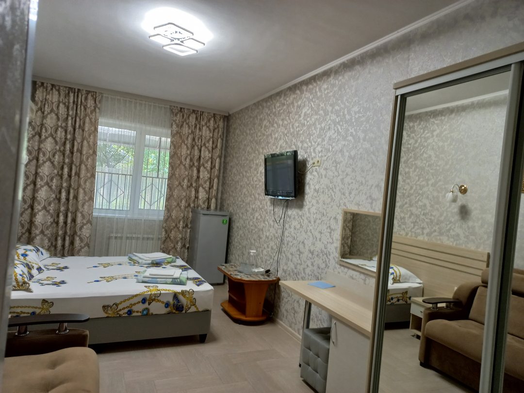 Трёхместный и более (трехместный на первом этаже) мини-отеля Жемчужина, Лазаревское