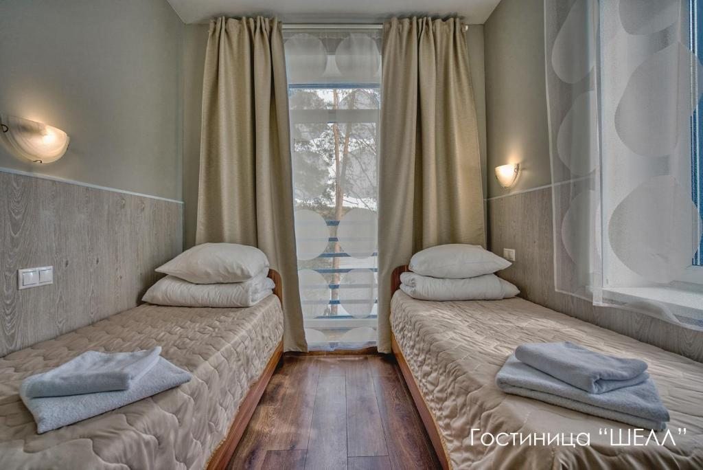 Двухместный (Стандартный двухместный номер с 2 отдельными кроватями) курортного отеля Аврора клуб, Поляны