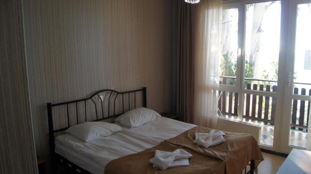 Двухместный (Двухместный номер с двуспальной кроватью и дополнительной кроватью) гостевого дома Сказка, Гагра