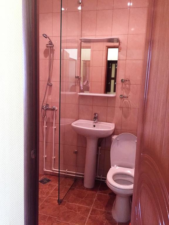 Двухместный (Двухместный номер с 2 отдельными кроватями и собственной ванной комнатой) мини-отеля Кузнечик, Железногорск, Курская область