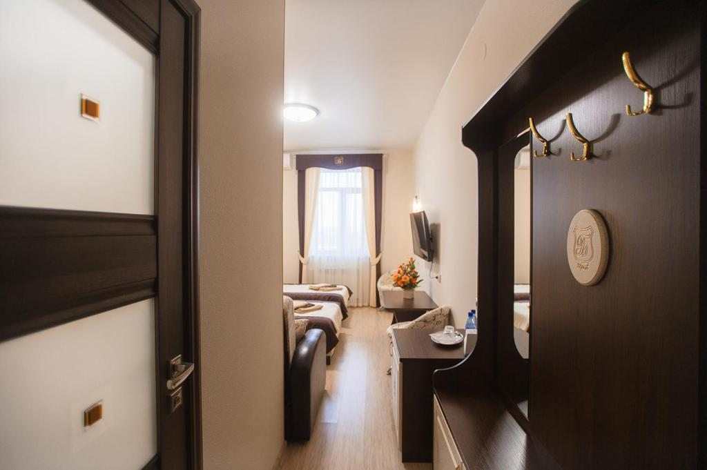 Двухместный (Двухместный номер с 2 отдельными кроватями и собственной ванной комнатой) гостиницы Три А, Вологда