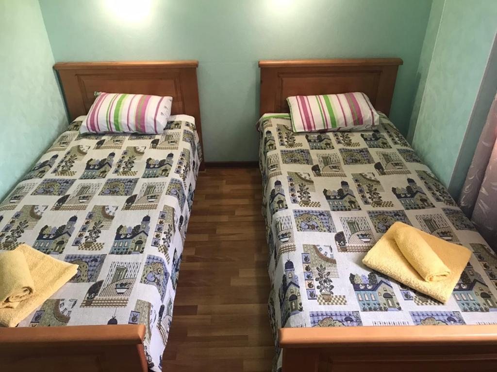 Двухместный (Двухместный номер с 2 отдельными кроватями и видом на горы) отеля Тихий Дон, Гагра