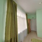 Трехместный (Стандарт Улучшенный №7, с панорамным окном, балконом с видом на горы (возможно 1 доп. место)), Гостевой дом Югория