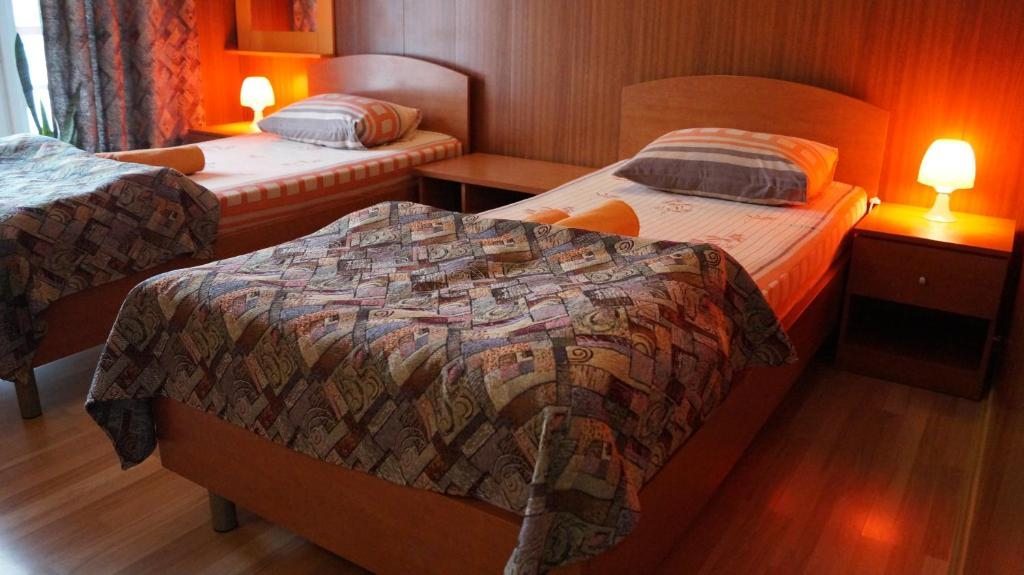 Двухместный (Двухместный номер с 2 отдельными кроватями и душем) мотеля Евразия-Батайск
