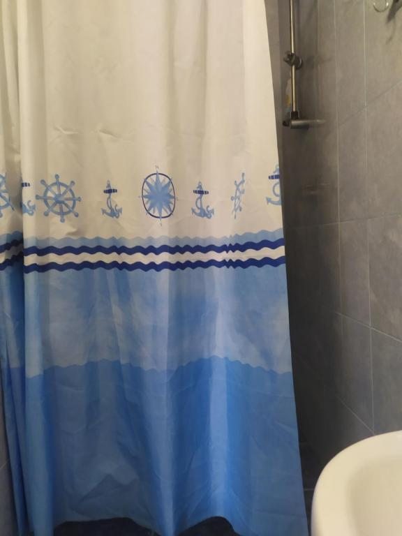 Трехместный (Трехместный номер с собственной ванной комнатой) гостевого дома Званба 1, Гагра