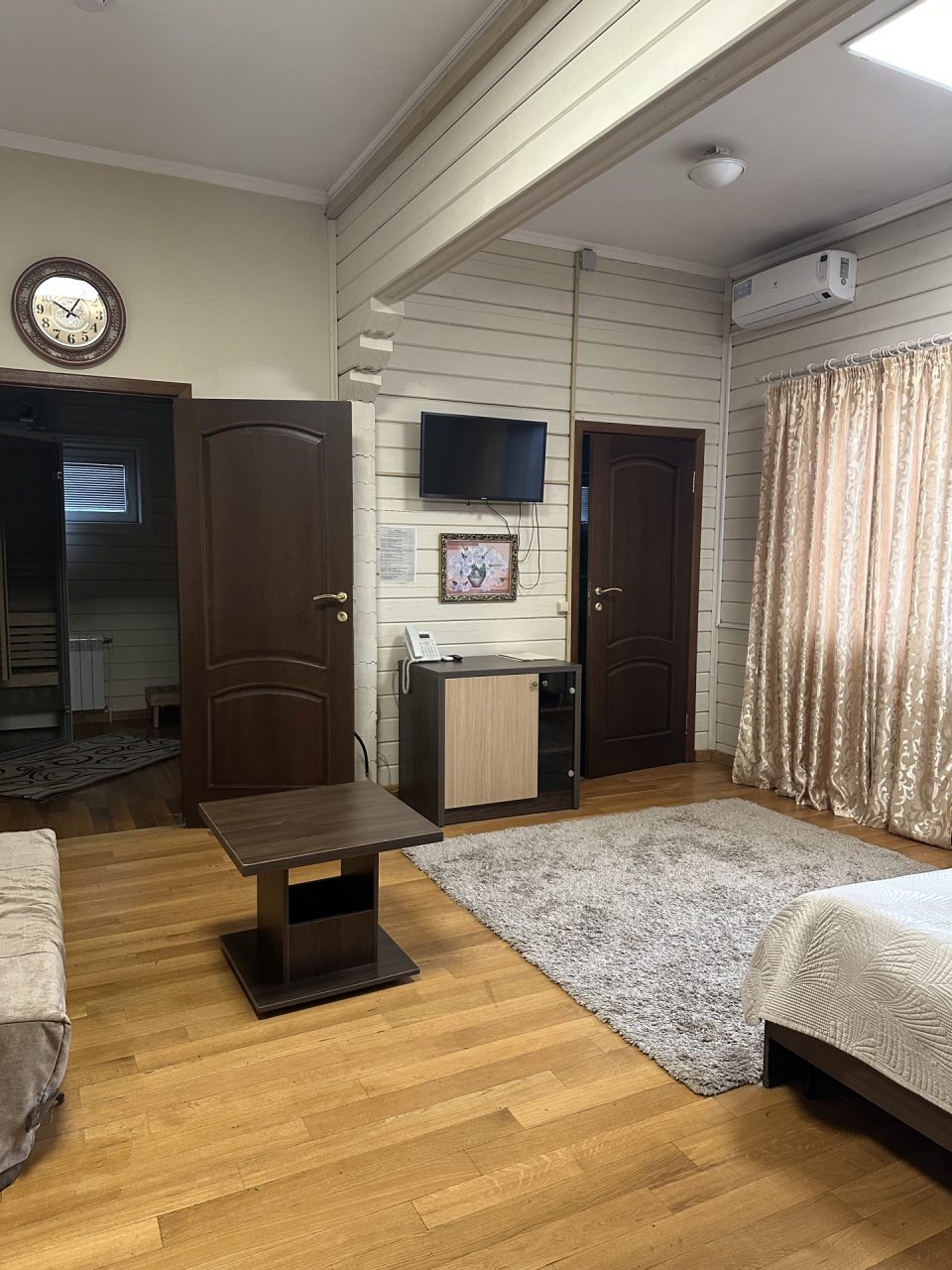 Полулюкс с сауной.