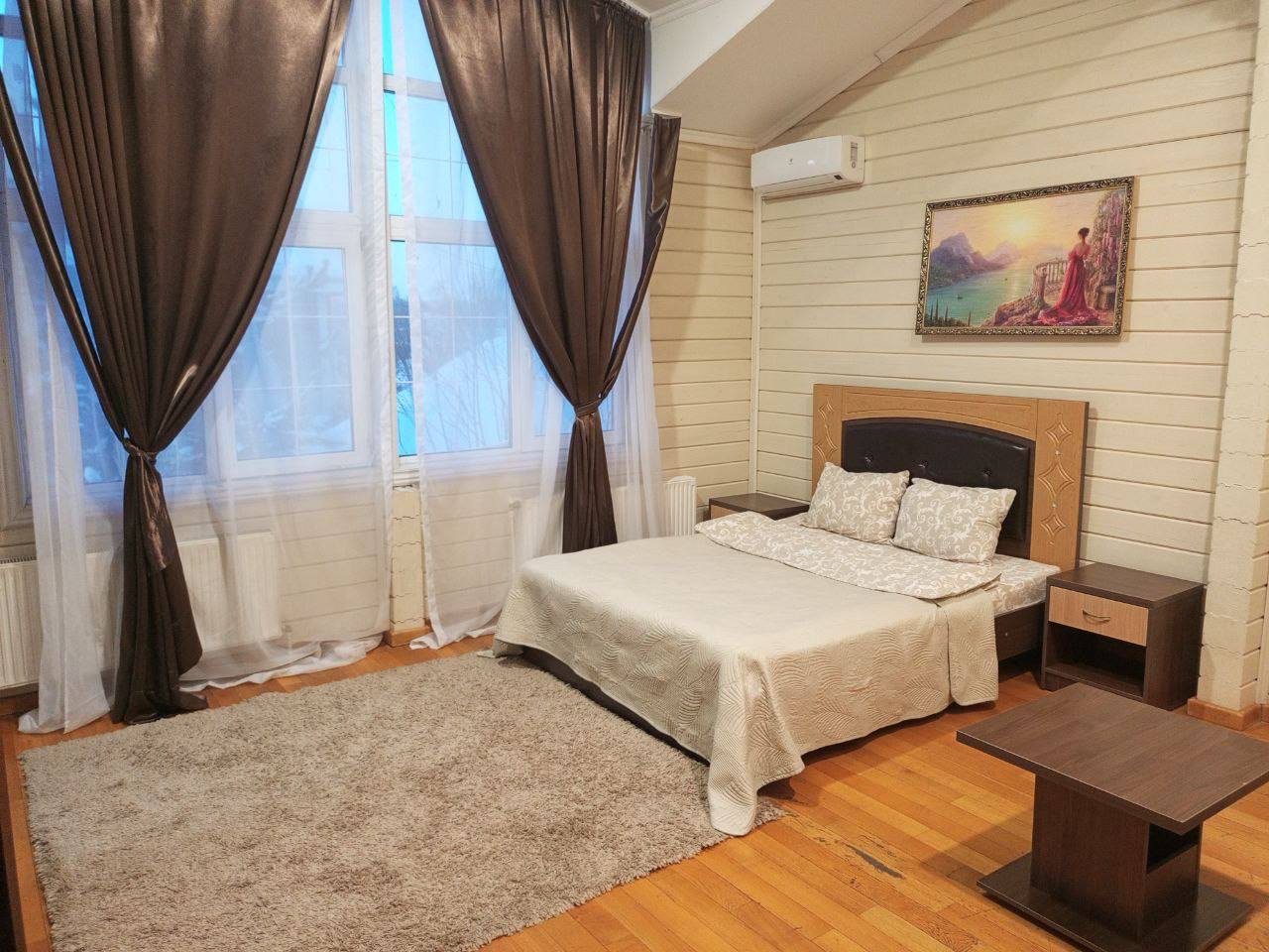 Комфортабельная двуспальная кровать