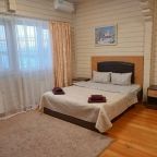 Комфортабельная двуспальная кровать