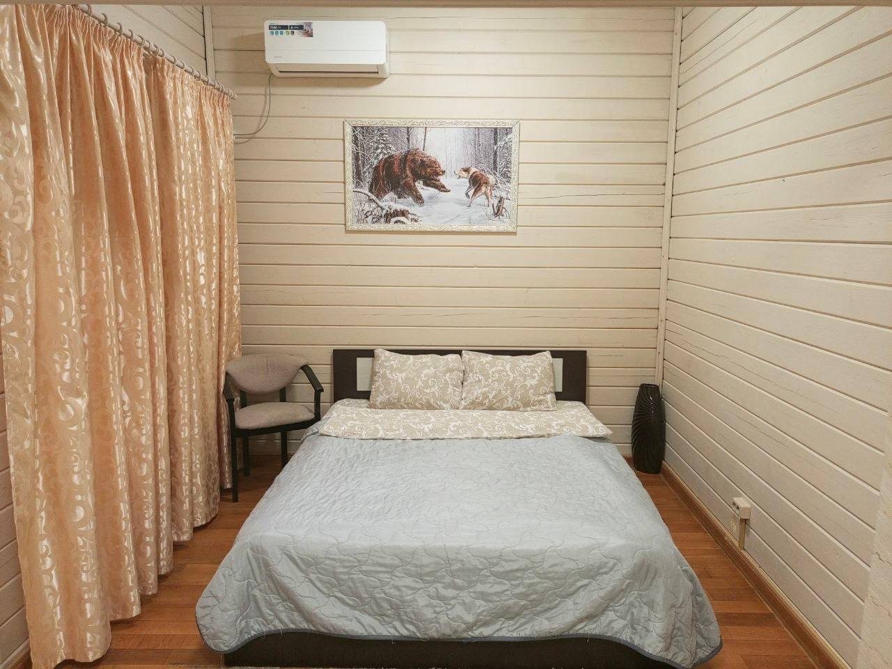 Комфортабельная двуспальная кровать